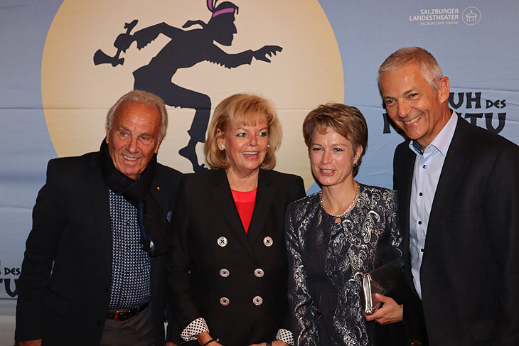  "Schuh des Manitu" im Deutschen Theater am 14.10.2021 : Günter und Margot Steinberg, Hofbräu-Boss Dr. Michael Möller mit Frau Irmgard auf dem roten Teppich (ªFoto: Martin Schmitz)